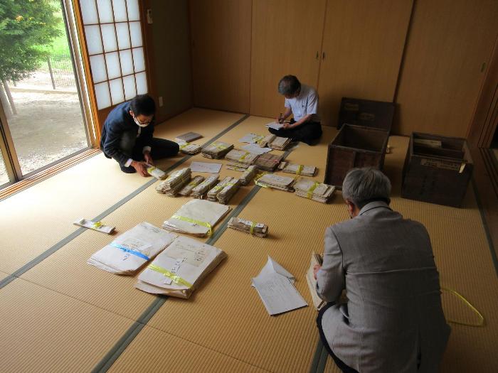 市史編さんの調査の様子