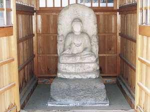 岡屋敷の阿弥陀三尊石仏の写真