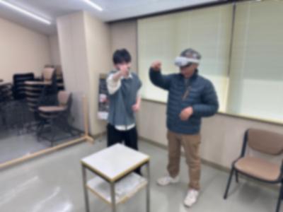 ヘッドマウントディスプレイを着用して3Dの鶏形埴輪を鑑賞する来館者の様子