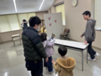 タブレット端末に映し出される3Dの鶏形埴輪を楽しむ親子連れの来館者の様子