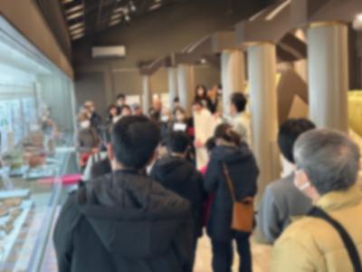 鶏形埴輪の歴史的価値などを説明するギャラリートークを聞く来館者の様子