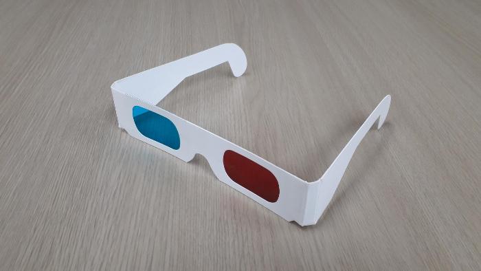 立体視ができる赤と青のフィルムが貼られた3Dメガネの写真