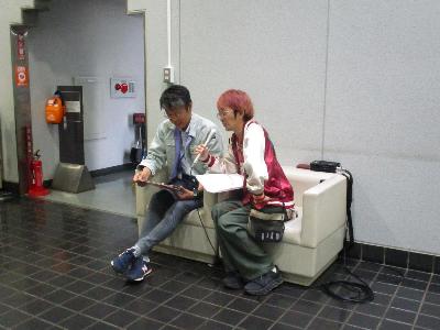 中継最中の富所さんと館長