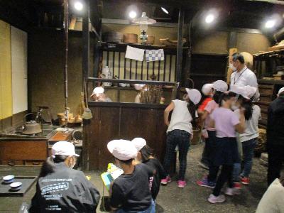 赤堀東小学校3年生の皆さんが復元家屋の展示を見学しています。