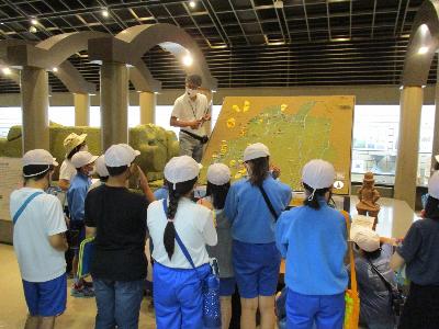 赤堀小学校6年生が地図模型で遺跡の立地を学習しています。