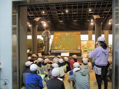 赤堀小学校6年生の皆さんが市内の遺跡の説明を受けています。