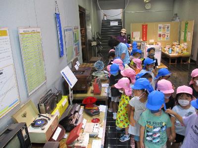 赤堀幼稚園の皆さんが「昭和のレトロな世界」の展示を見学しています。