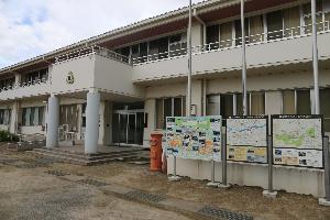 旧境島小学校に設置している田島弥平旧宅案内所の写真