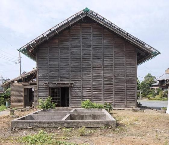 修理前の別荘と冷蔵庫跡を東側から撮影した写真