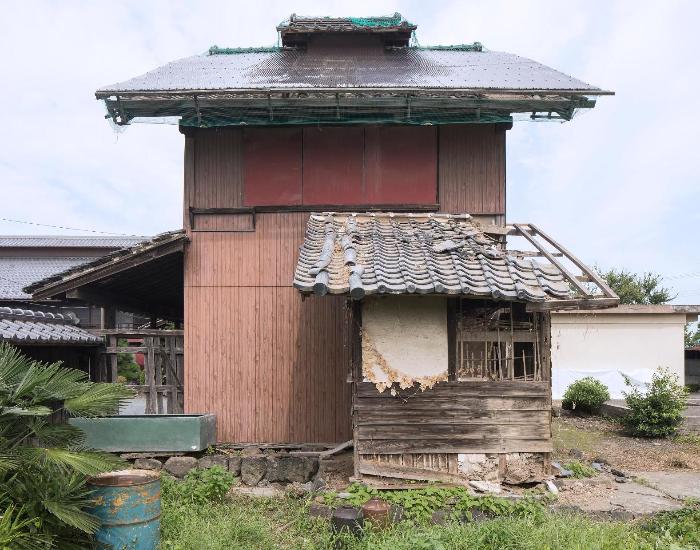 修理前の別荘を南側から撮影した写真