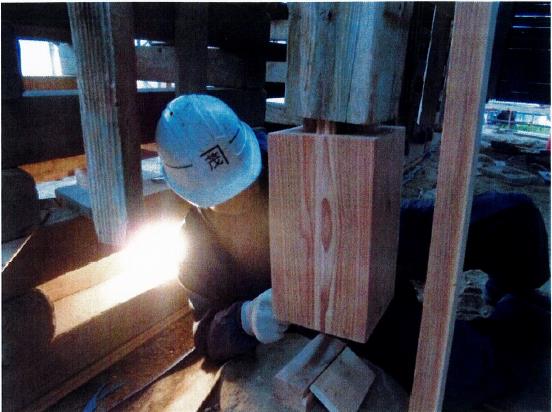 別荘の傷んだ柱の根元を、新しい材木で補修している作業の写真
