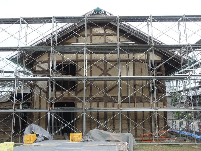 別荘東面の下見板撤去作業のため、足場が組まれている写真