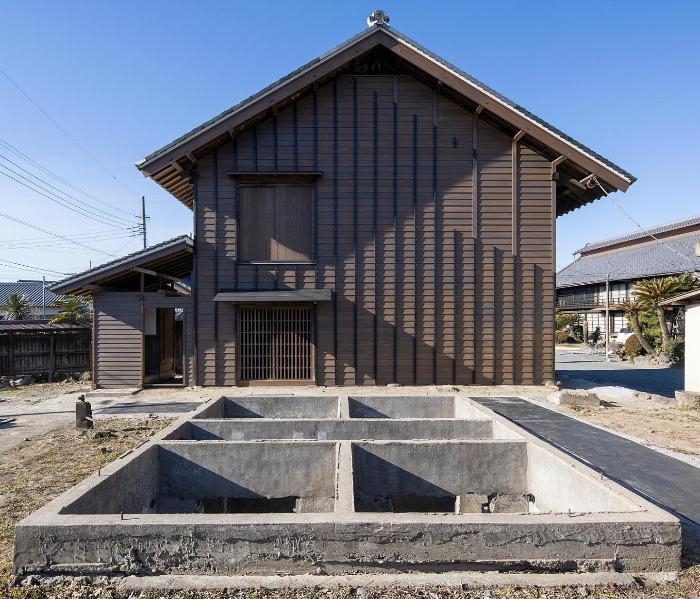 修理後の別荘と冷蔵庫跡を東側から撮影した写真