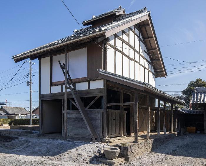 修理後の別荘を北西側から撮影した写真