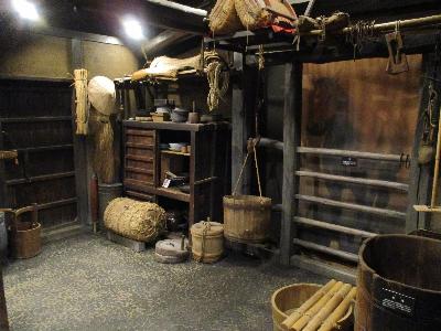 昭和初期の復元民家のウマヤと戸棚の展示です。