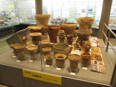 企画展「ひみつの縄文土器大集合」で展示している曲沢遺跡などの縄文土器です。