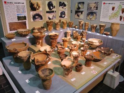 企画展「ヒミツの縄文土器大集合」で展示している三和工業団地遺跡出土の縄文土器です