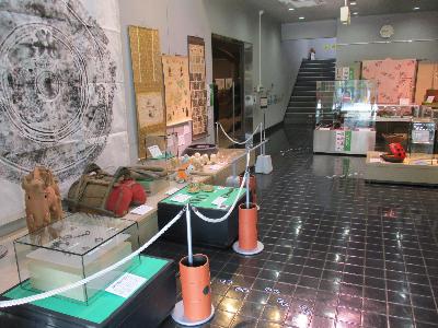 企画展「歴史いきもの図鑑」の展示状況です。馬や蚕の資料が展示されています。
