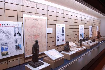 2階展示室の新しい展示伊勢崎を築いた人々の写真です。
