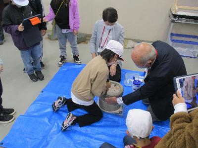 石臼体験の様子