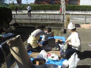 資料館に寄贈された石臼を使い、小麦挽き体験を行いました