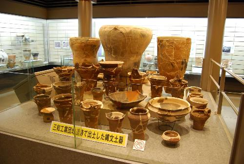 1階常設展示室の縄文土器の展示です。