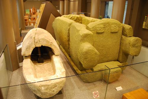 1階常設展示古墳時代の石棺の写真です。