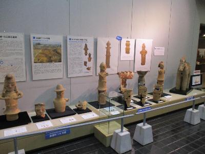 企画展で並べられた人物埴輪や馬形埴輪です。