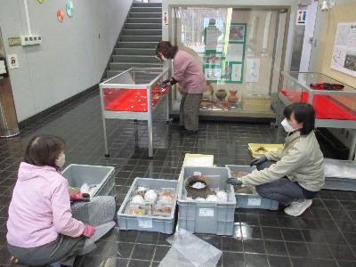 12月末まで開催しました企画展最新いせさき発掘の展示撤去の状況です。