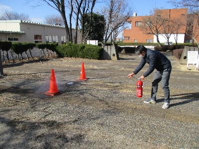 水消火器で消火訓練を行っています。