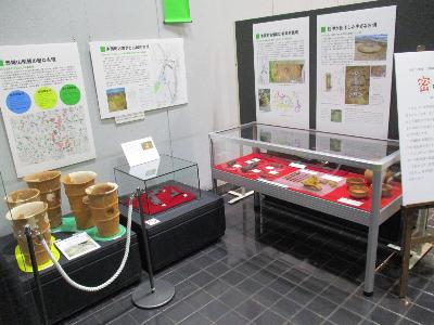 企画展密な古墳の展示の様子です。古墳から出土した副葬品や埴輪を展示しています。