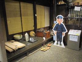 赤堀歴史民俗資料館内の昔の生活で使用された道具などの展示の写真