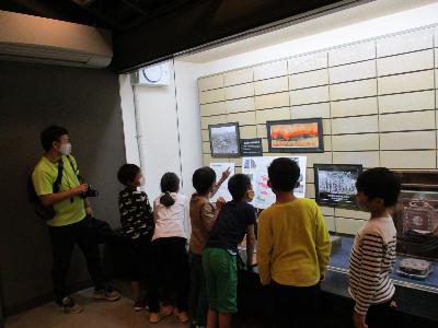 伊勢崎空襲の展示を見学しています。