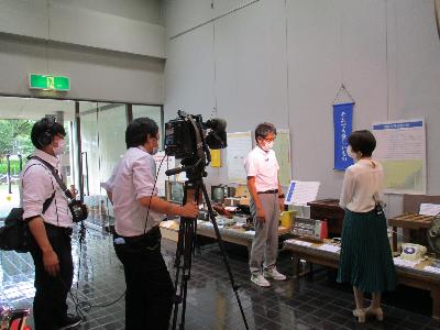 NHK前橋放送局による収蔵資料展「昭和のレトロな世界」の撮影が行われた様子です。
