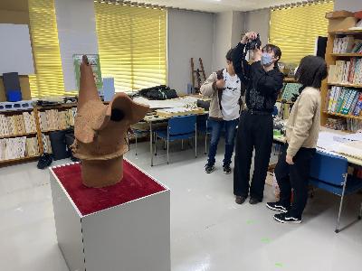 東海大学学生が鶏埴輪の3D作成に向けた写真撮影をしています。