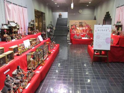 季節展おひなさまでは、資料館で収蔵するお雛様約100点を展示しています。