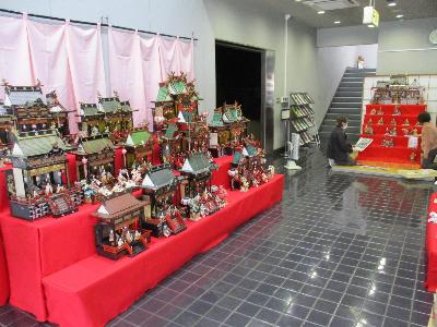 季節展おひなさまの展示準備中です。