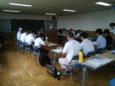 委員会で話し合いをしている様子の写真