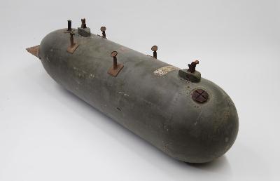 企画展「終戦前夜の伊勢崎空襲」で展示中の木製落下タンクです