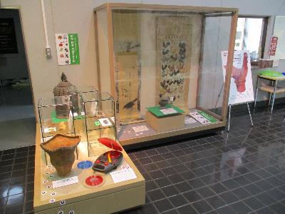 企画展「歴史いきもの図鑑」の展示状況です。鳥、てんとう虫、猪、竜などの資料が展示されています。