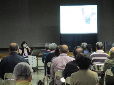 歴史文化講座で赤堀茶臼山古墳の鶏形埴輪について、講師の賀来孝代さんに説明をしていただきました。
