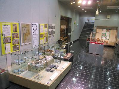 10月13日(金曜日)から始まる企画展「最新・いせさき発掘」の展示の様子です。