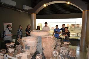 アメリカ合衆国ミズーリ州スプリングフィールドの高校生が展示されている縄文土器に驚いていました。