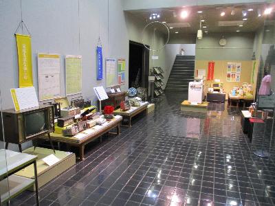 収蔵資料展昭和のレトロな世界の展示準備が整い、資料館ホールに昭和レトロがズラリと並んでいます。