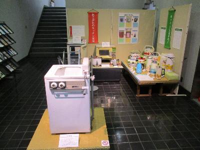 昭和30年頃の洗濯機と花柄の電子ジャー、魔法瓶が展示されています。