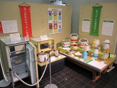 昭和のレトロな世界では昭和の家電など展示していますが、花柄のキッチン家電がおすすめの写真です。