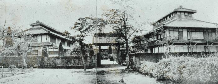 明治末期頃の田島弥平旧宅を東側から撮影した白黒の写真