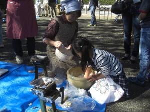 こね鉢で小麦粉をこね、製麺機でうどんにしました