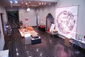 1月17日(金曜日)から始まったホール特別展示日本最大の大鰐口の展示の様子です。