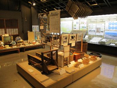 伊勢崎地域で盛んだった養蚕道具の展示です